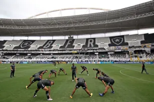 Imagem ilustrativa da imagem Três jogadores são cortados de jogo do Botafogo por atraso em treino