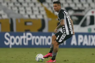 Imagem ilustrativa da imagem Volante criticado no Botafogo renova e ganha aumento salarial
