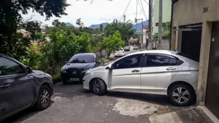 Imagem ilustrativa da imagem Estacionamento irregular 'prende' moradores de Maricá em casa