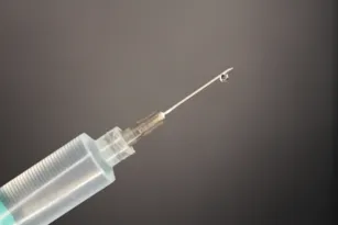 Imagem ilustrativa da imagem Fiocruz deve fazer pedido de uso emergencial de vacina contra Covid-19