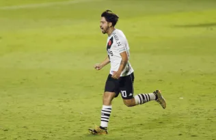 Imagem ilustrativa da imagem Com dores musculares, Benítez desfalca o Vasco contra o Corinthians