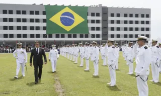Imagem ilustrativa da imagem Bolsonaro participa de formatura da Escola Naval no Rio