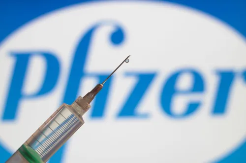 Imagem ilustrativa da imagem Primeiro lote de vacinas da Pfizer chega ao Brasil nesta quinta