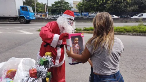 Imagem ilustrativa da imagem Carreata de taxistas entrega brinquedos em Niterói