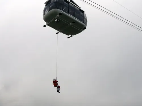 Papai Noel da cidade de Canela desceu de rapel de uma altura de aproximadamente 100 metros de um bondinho, entre o Pão de Açúcar e o Morro da Urca