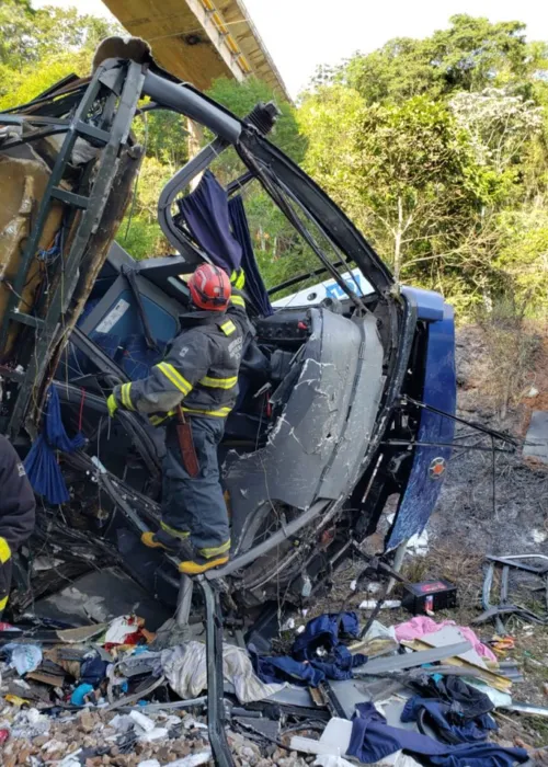 Imagem ilustrativa da imagem Sobe para 18 o número de mortos em acidente com ônibus em Minas