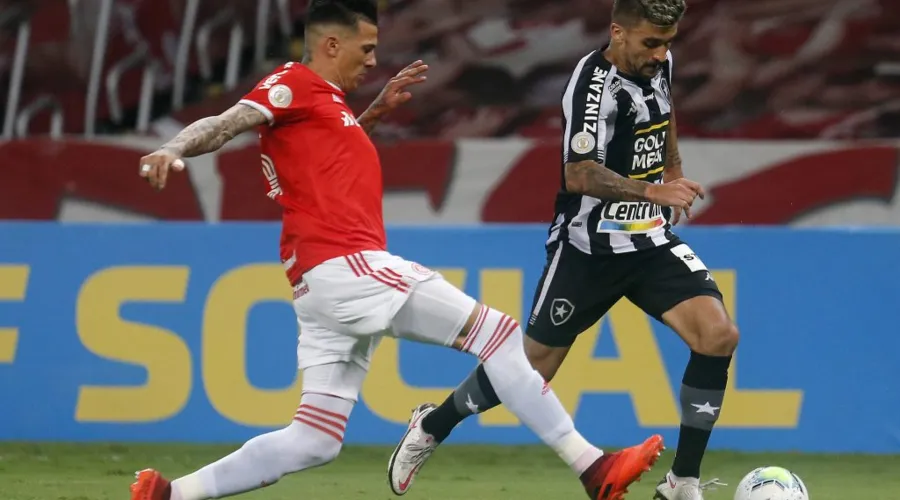 Imagem ilustrativa da imagem Botafogo sai na frente, mas leva virada do Internacional
