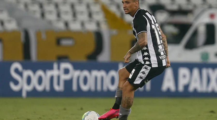 Imagem ilustrativa da imagem Volante criticado no Botafogo renova e ganha aumento salarial