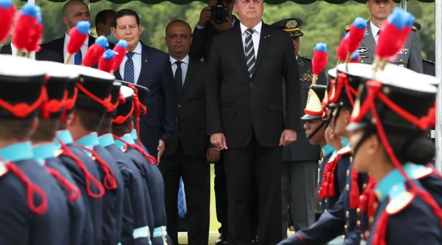 Presidente da República Jair Bolsonaro, recebe as Honras Militares onde é homenageado com salva de 21 tiros.