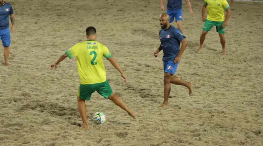 Imagem ilustrativa da imagem Brasil enfrenta a França na final do Mundial de Futebol de Areia Raiz
