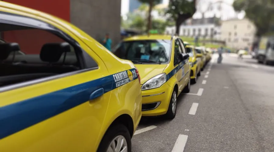 Imagem ilustrativa da imagem Prefeitura do Rio recua e não aumenta tarifa dos táxis