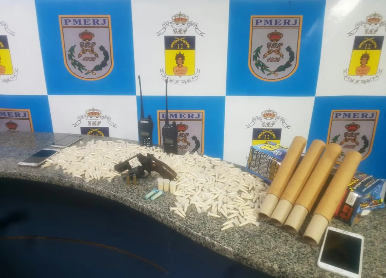 Imagem ilustrativa da imagem Presos pela PM com drogas e arma em Maricá