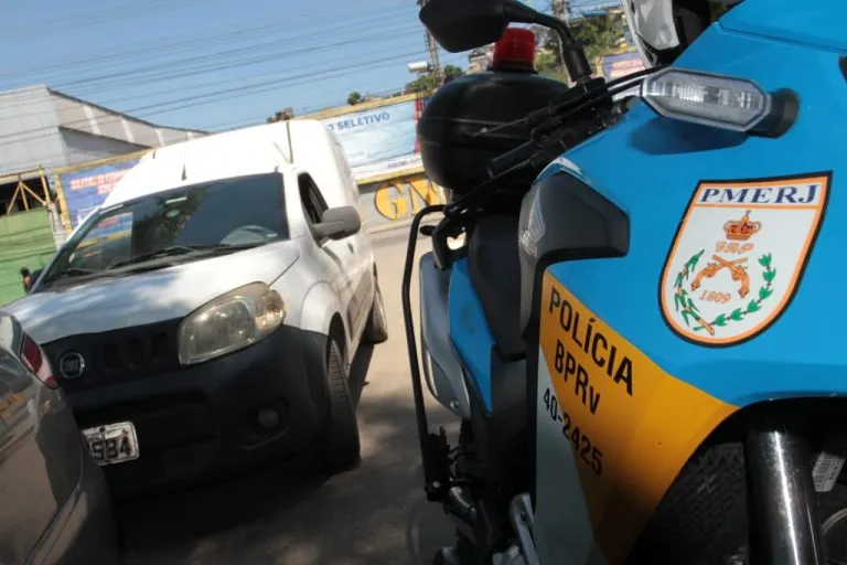 Imagem ilustrativa da imagem Presos com veículo roubado em São Gonçalo