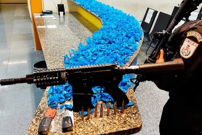 Imagem ilustrativa da imagem Polícia tira arma de guerra  de circulação em Macaé
