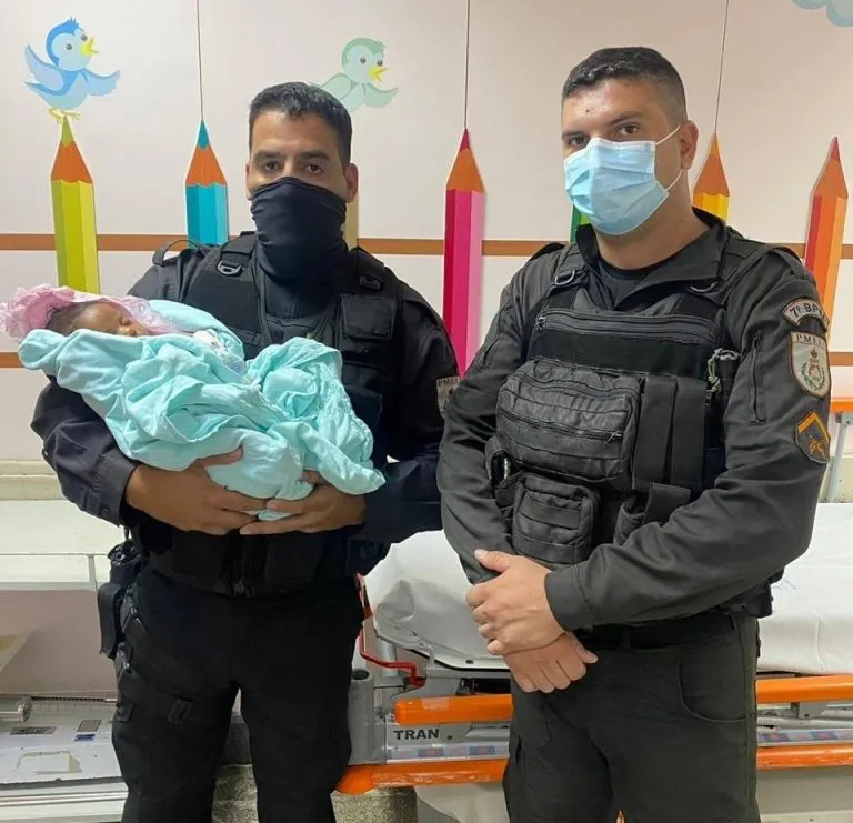 Imagem ilustrativa da imagem Bebê é socorrido por policiais em São Gonçalo
