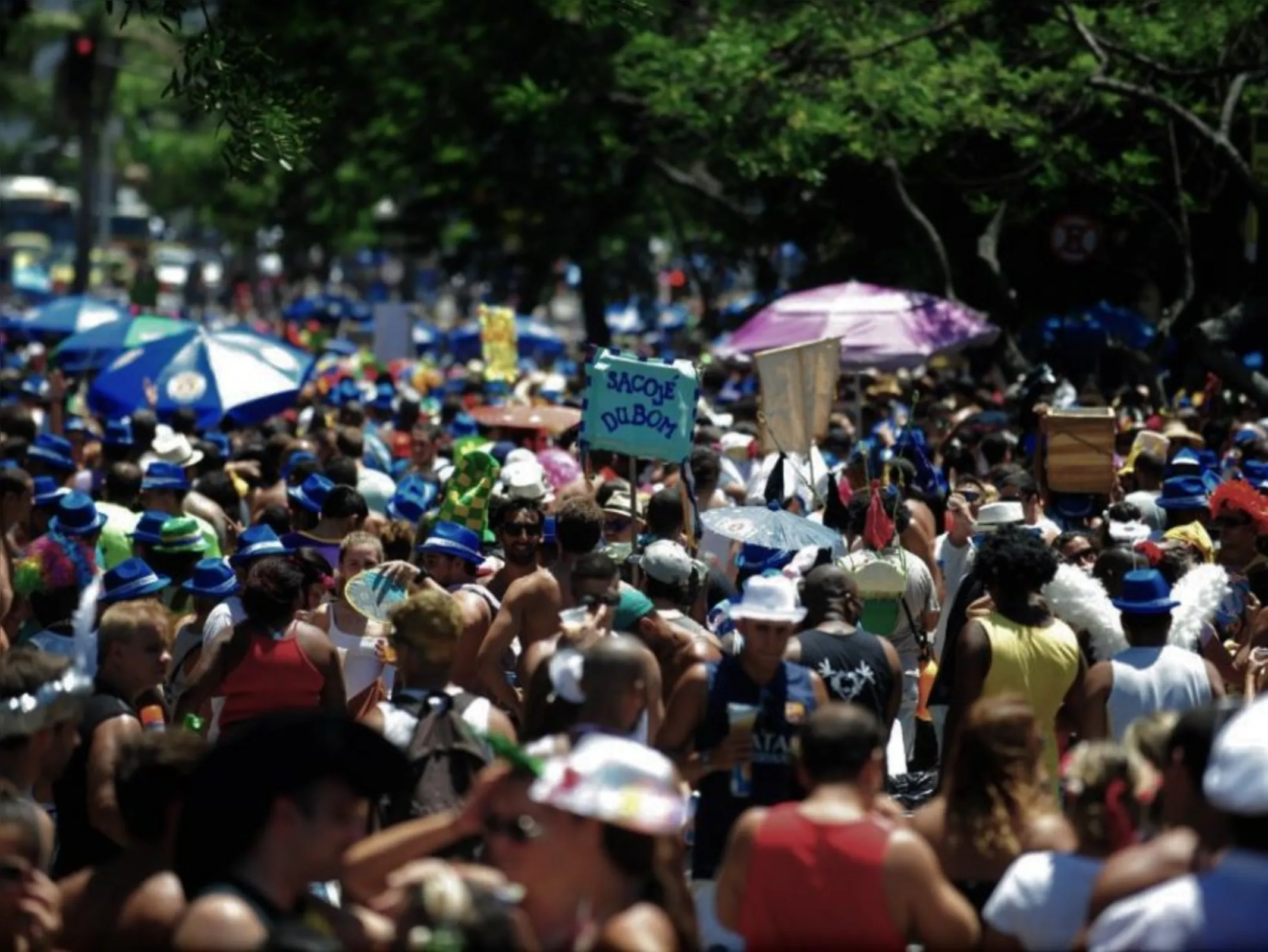 Rio de Janeiro - O bloco carnavalesco Quizomba percorre ruas da Lapa, o bloco está entre os mais de 40 que saem pelas ruas do Rio neste fim de semana.