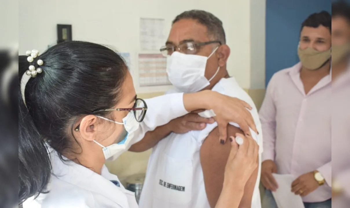 Imagem ilustrativa da imagem Enfermeiro é o primeiro a ser vacinado em Tanguá