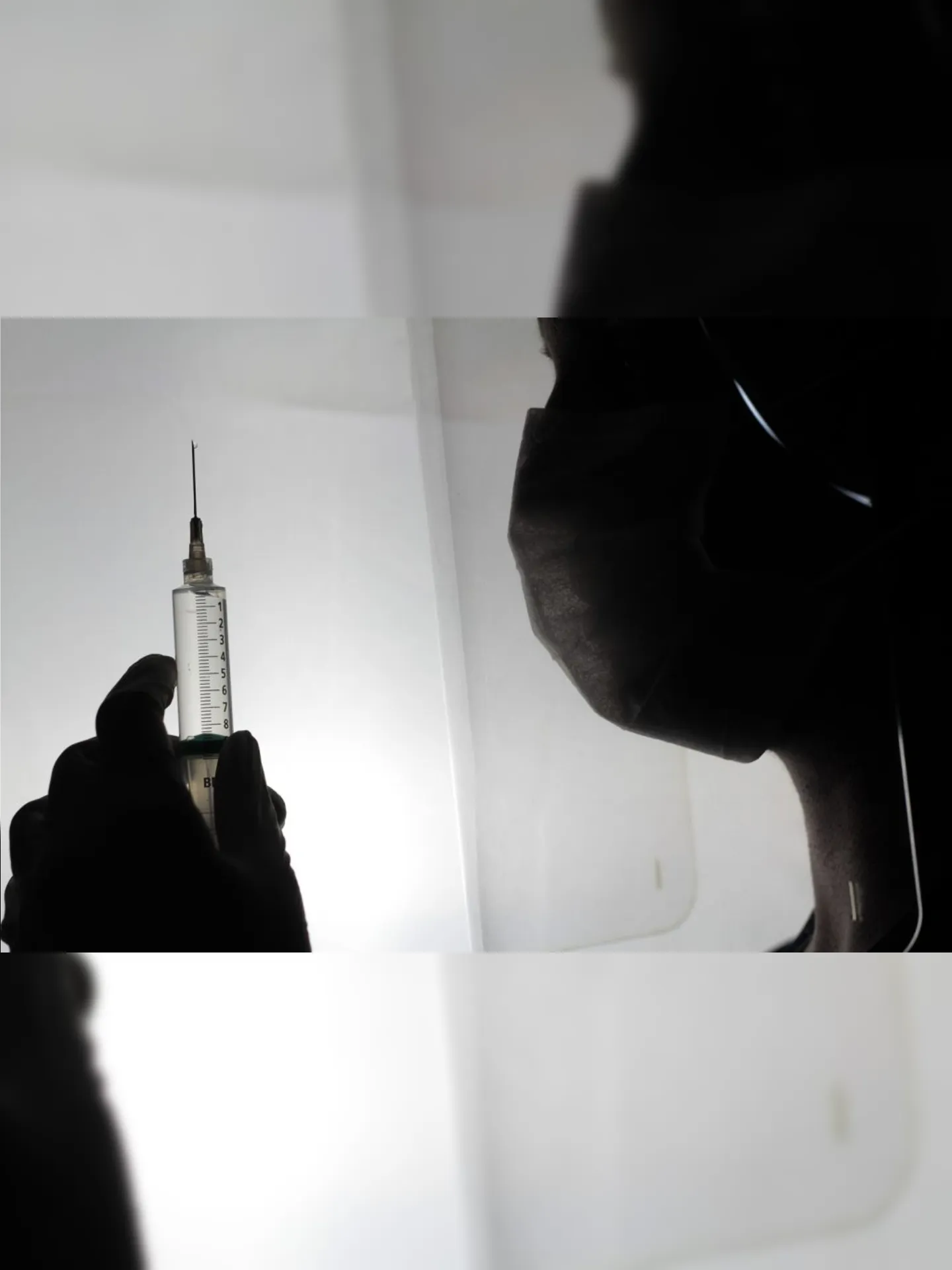 Imagem ilustrativa da imagem Preso acusado de vender supostas vacinas por aplicativos de mensagem