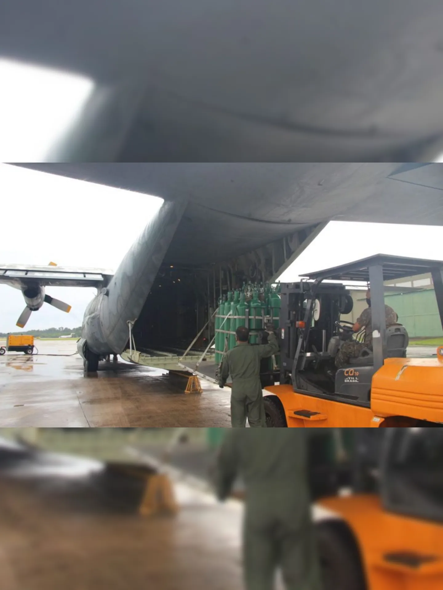 Avião militar C-130, da FAB, com cilindros de oxigênio para tratamento de pacientes de covid-19 em Manaus.