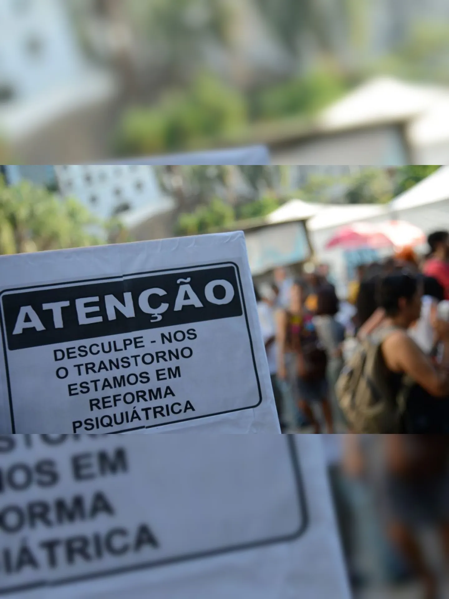 Profissionais da saúde, pacientes e familiares protestam contra a política de saúde mental no Dia Nacional da Luta Antimanicomial, no centro da cidade.