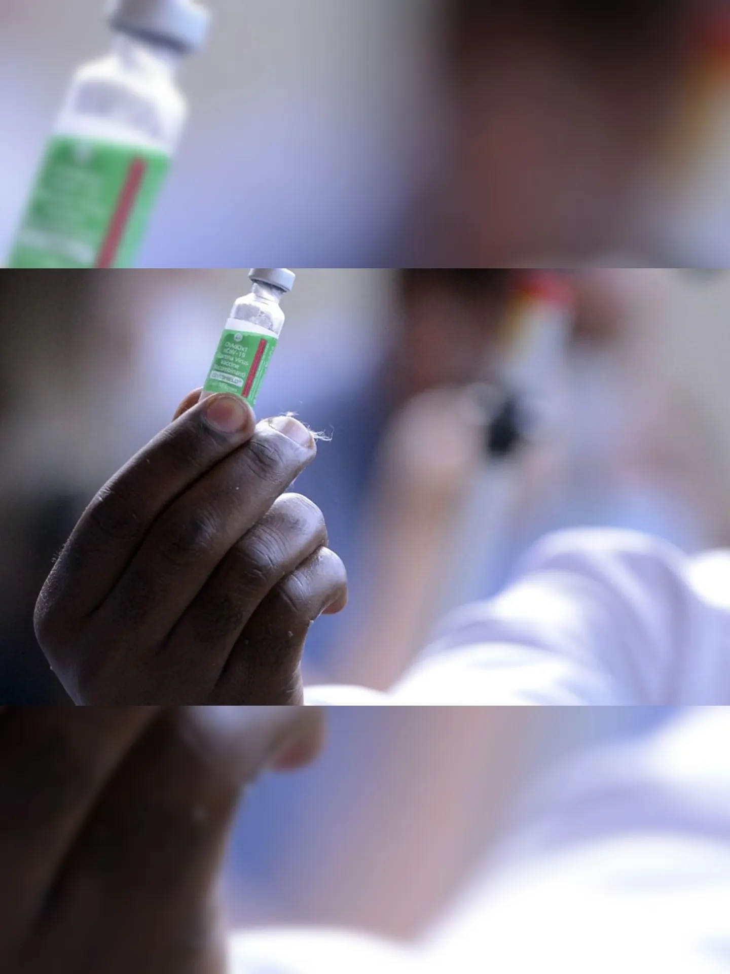 Servidor da Fiocruz prepara vacina de Oxford/AstraZeneca para a primeira aplicação no Brasil.