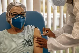 Imagem ilustrativa da imagem Profissionais da saúde começam a ser vacinados em Itaboraí