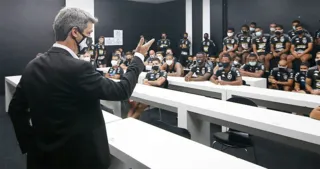 Imagem ilustrativa da imagem Botafogo planeja ter 25 atletas e folha salarial de R$ 2,5 milhões