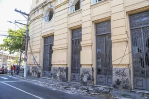 Imagem ilustrativa da imagem Fachada de prédio cai no Centro de Niterói