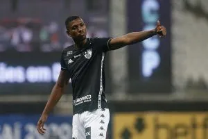Imagem ilustrativa da imagem Negociação entre Botafogo e Cruz Azul por Kanu está empacada