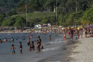 Imagem ilustrativa da imagem Terçou com vacina, sol e praias lotadas em Niterói