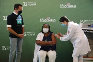 Imagem ilustrativa da imagem Covid-19: enfermeira de São Paulo é a primeira vacinada no Brasil