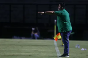 Imagem ilustrativa da imagem Reunião decidirá futuro de Eduardo Barroca e jogadores no Botafogo