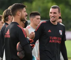 Imagem ilustrativa da imagem River Plate vai a campo com goleiro improvisado e apenas nove na linha