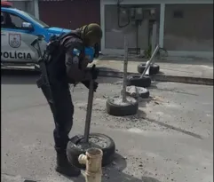 Imagem ilustrativa da imagem PM retira barricadas no Jardim Catarina