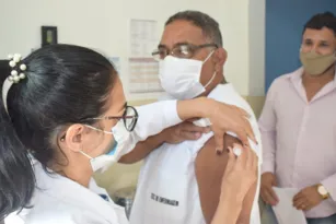 Imagem ilustrativa da imagem Enfermeiro é o primeiro a ser vacinado em Tanguá