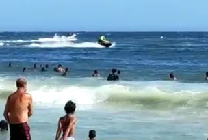 Imagem ilustrativa da imagem Lanchas e jet skis disputam espaço com banhistas em Ponta Negra