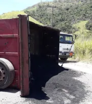 Imagem ilustrativa da imagem Motorista fica ferido após carreta tombar em rodovia de Maricá