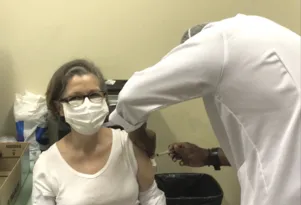 Imagem ilustrativa da imagem Hospital Antônio Pedro inicia vacinação de funcionários