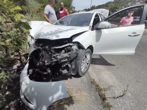 Imagem ilustrativa da imagem Motorista perde o controle de carro e colide com poste na RJ-104