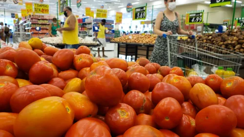 Imagem ilustrativa da imagem Preço do tomate dispara e valor da carne preocupa