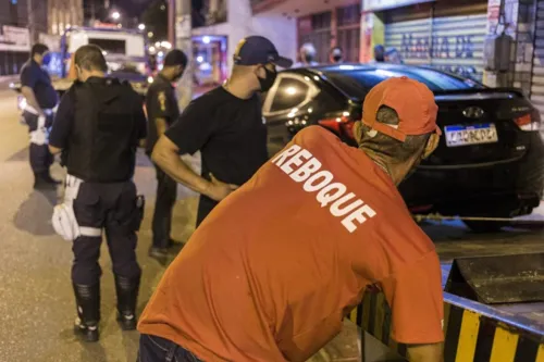 Imagem ilustrativa da imagem Comércios notificados e carros rebocados em São Gonçalo