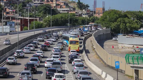 Imagem ilustrativa da imagem Engavetamento deixa dois feridos e trânsito lento na ponte