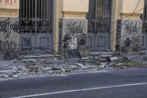 Imagem ilustrativa da imagem Fachada de prédio cai no Centro de Niterói