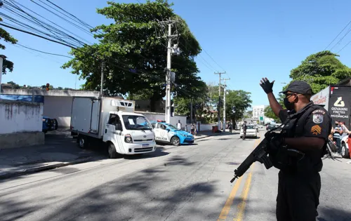 Imagem ilustrativa da imagem Covid-19: seringas para vacinação no Rio saem de Niterói neste sábado