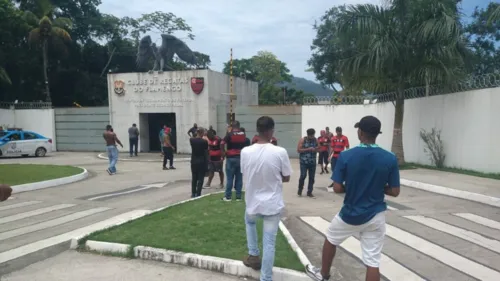 Imagem ilustrativa da imagem Torcida do Flamengo realiza protesto no Ninho do Urubu