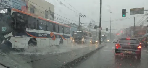 Imagem ilustrativa da imagem Chuva já castiga diversos bairros no Rio e alerta é emitido