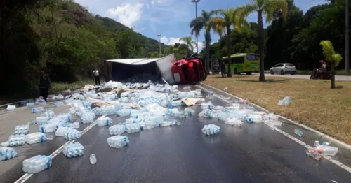 Imagem ilustrativa da imagem Caminhão tomba com carga de água em Piratininga