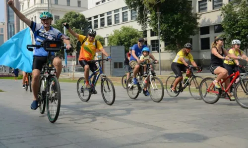 Passeio de bicicleta Pedal da Paz, no centro do Rio, tem como objetivo chamar atenção para a convivência pacífica entre pedestres, ciclistas e motoristas.