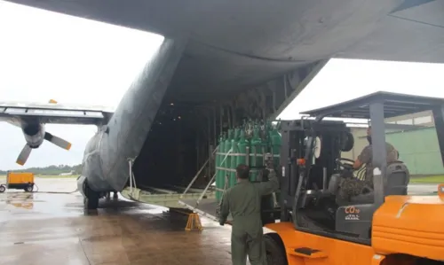 Avião militar C-130, da FAB, com cilindros de oxigênio para tratamento de pacientes de covid-19 em Manaus.