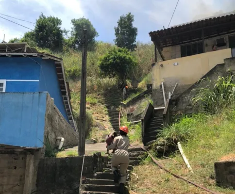 Imagem ilustrativa da imagem Incêndio assusta moradores do Fonseca, em Niterói